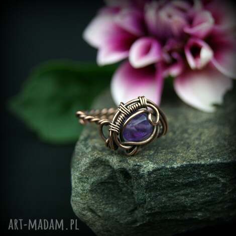 Ametyst regulowany pierścionek z miedzi - wire wrapping na prezent