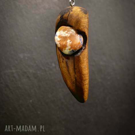 Karneolowy orzech - wisiorek z karneolu, drewna orzechowego i pirografii (handmade)