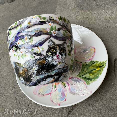 Porcelanowa filiżanka ręcznie malowana Kot na jabłoni - handmade 250 ml