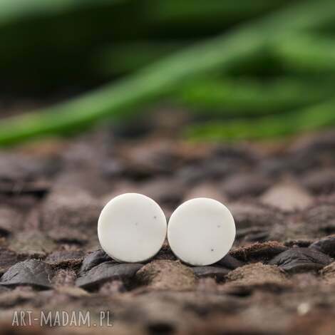 Porcelanowe kolczyki ze sztyftem ze stali chirurgicznej (ok. 10 mm)