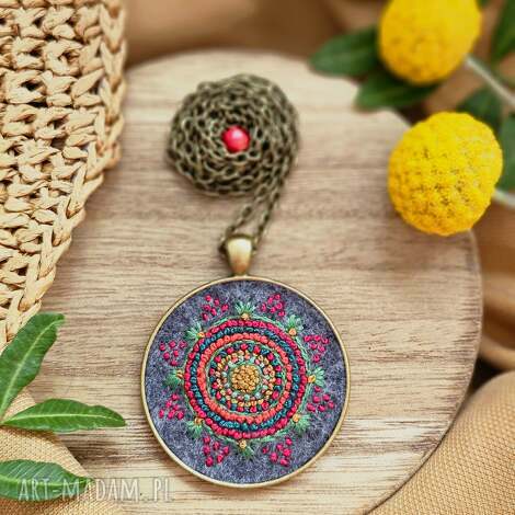 Naszyjnik Mandala Boho z Koralem - ręcznie haftowany wisior na filcu