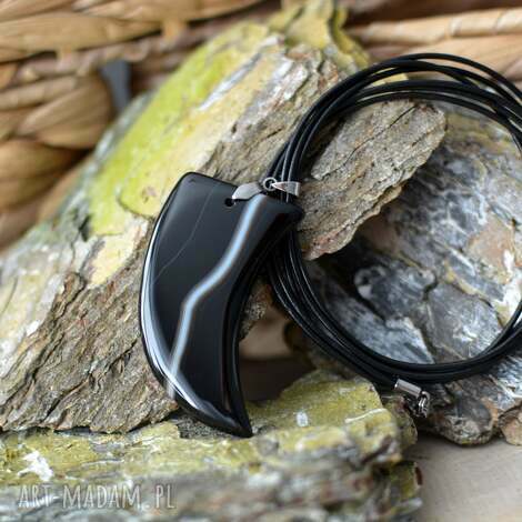 naszyjnik z wisiorkiem kieł z sardonyksu sardonyks, kieł, rzemienie