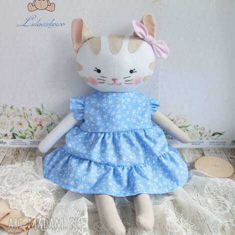 kotek olga przytulanka ręcznie szyta, w błękitnej sukieneczce w kwiaty kotek
