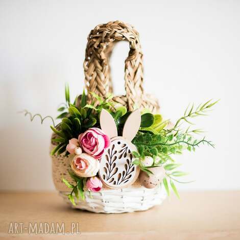 Ręcznie robiony koszyczek wielkanocny Święconka z koronką i kwiatami