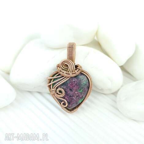 Zoisyt z rubinem wisiorek serce - miedziany wire wrapping oksydowany | Ręcznie robiony - art-Madam.pl