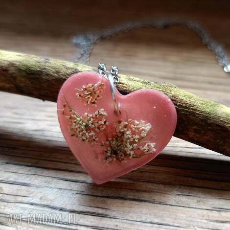 komplet - wisiorek i kolczyki z żywicy epoksydowej koperkowe love, biżuteria