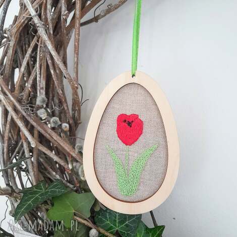 Drewniana haftowana pisanka z czerwonym tulipanem - wiosenna dekoracja handmade