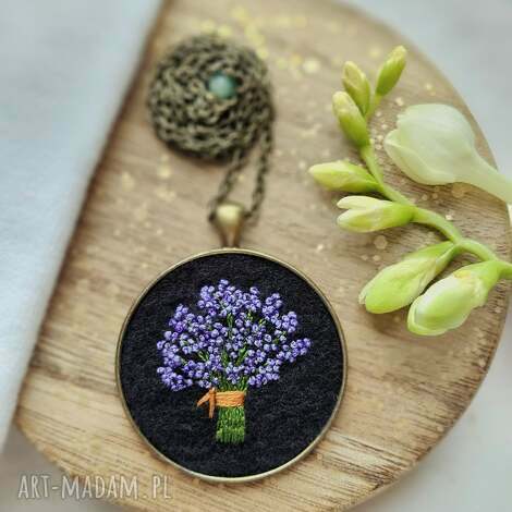 Naszyjnik haftowany Lawenda ze Szmaragdem na czarnym tle - handmade i antyalergiczny