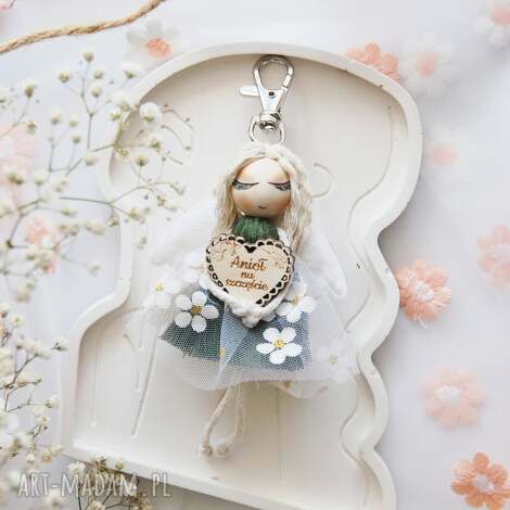 makramowy breloczek anioł stróż zielony brelok aniołek na prezent