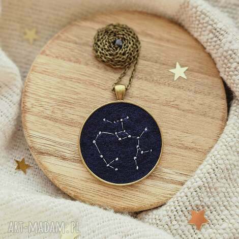naszyjnik gwiazdozbiór strzelca z szafirem na granatowym tle - wisior, gwiazdy