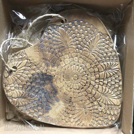 Ceramiczne serce z odciskiem serwetki - wallhanging na urodziny, złoto-beżowe z efektem srebra