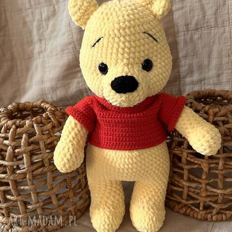 miś szydełkowy w czerwonym sweterku, amigurumi zabawka dla dziecka