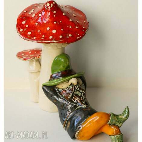 Śpiący krasnal pod muchomorami - handmade ceramika do doniczek