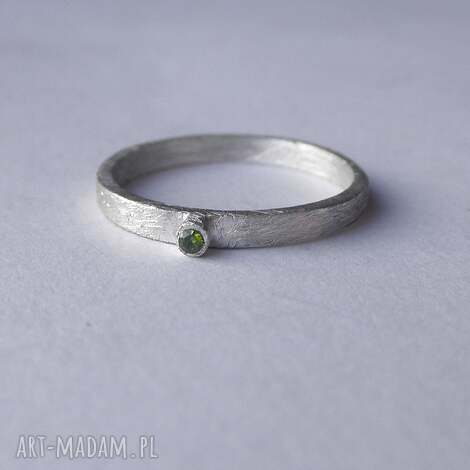 okrąg pierścionek, srebro zmatowione, cyrkonia