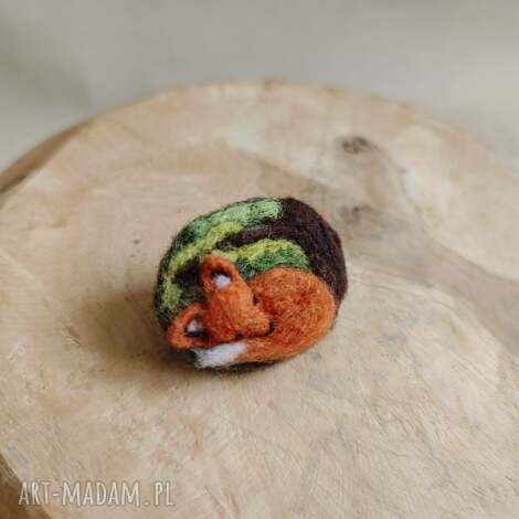 broszka filcowana - śpiacy lisek, broszka lisek, leśna, lis, leśne