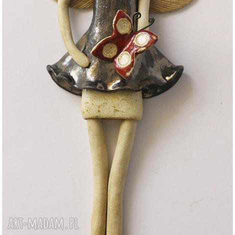 Anioł z motylem - ceramika handmade do powieszenia, ok. 33 cm