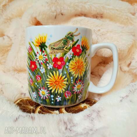 Soczysta łąka z konikiem polnym - ręcznie malowany kubek porcelanowy 270 ml