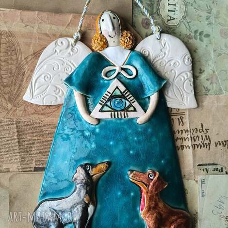 Aniołek ceramiczny z jamnikami i Okiem Opatrzności - dekoracja ścienna handmade