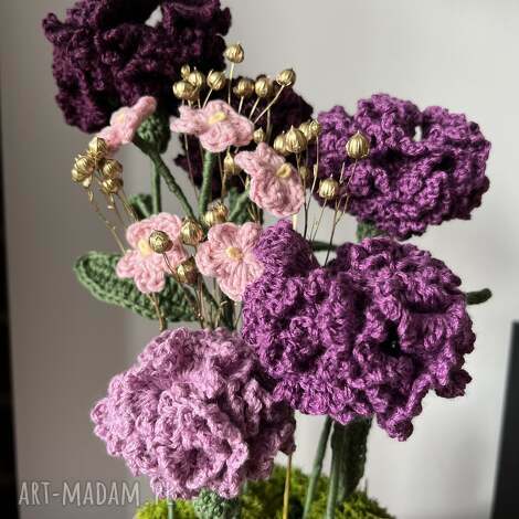 wieczne kwiaty na dzień kobiet - fioletowy flowerbox z goździków