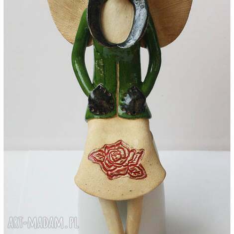 Anioł w zielonym kubraczku - ceramiczna figurka