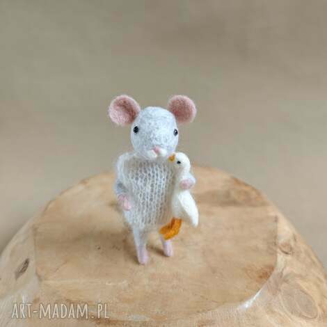 myszka z gąską - filcowana figurka kolekcjonerska, mysz w ubranku