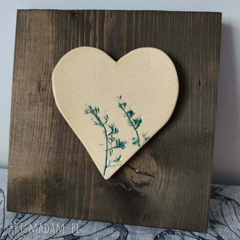 Ceramiczne serce na desce z gałązkami - dekoracja handmade
