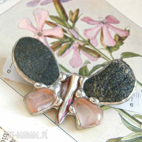 broszka motyl otoczaki i kwarc różowy, broszka z kamieni, naturalne kamienie