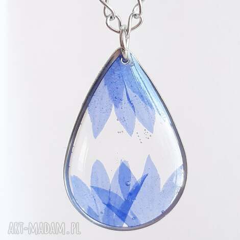 srebrny naszyjnik z płatkami chabrów bławatków chabrowa kropla, chabry