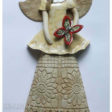 Anioł wiszący w piaskowej sukni z motylem - ceramika handmade