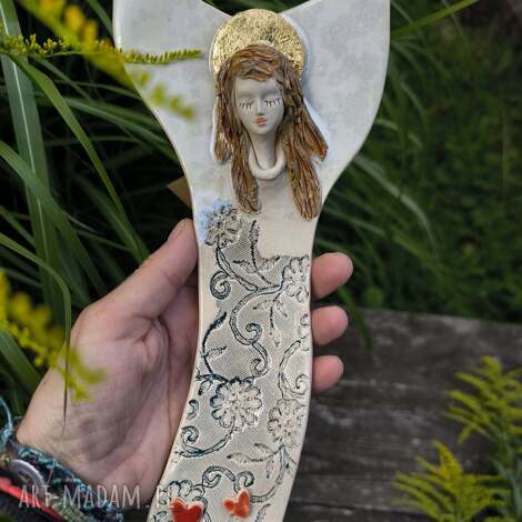 Ceramiczny anioł z sercami na ścianę - wyjątkowa dekoracja