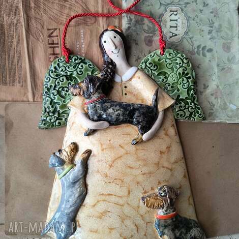 Anioł z 3 jamniczkami - ceramiczna dekoracja ścienna handmade