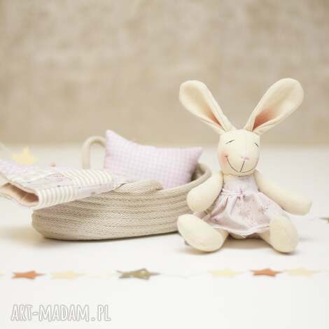 Króliczek z łóżeczkiem i koszem - personalizowany prezent handmade dla dziecka