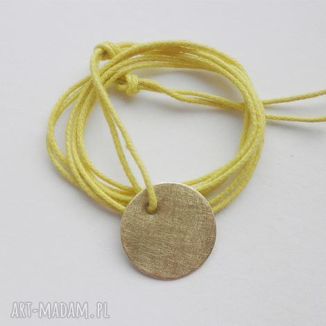Okrągły wisiorek z mosiądzu na ozdobnym sznurku - handmade