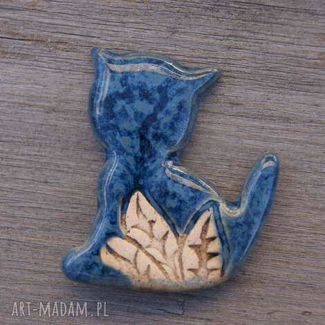 Ceramiczny magnes kot niebieski na lodówkę - ręcznie wykonany