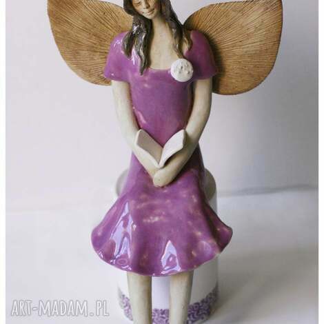 Zaczytany anioł o ciemnych włosach - ręcznie robiona figurka ceramiczna 20 cm