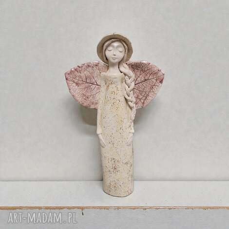 Anioł ceramiczny w kapeluszu z warkoczem - ręcznie robiony beżowy (ok. 34 cm)