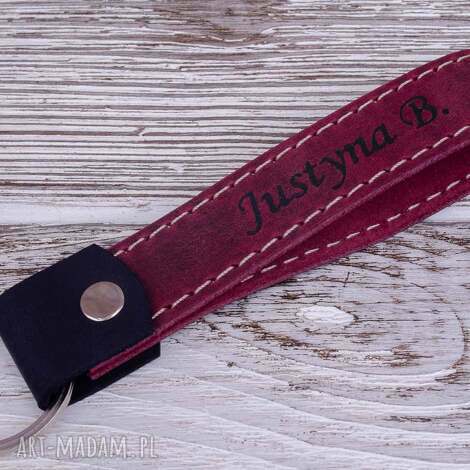 Skórzany brelok na klucze Bordowy z grawerem - personalizacja Darkness Gallery