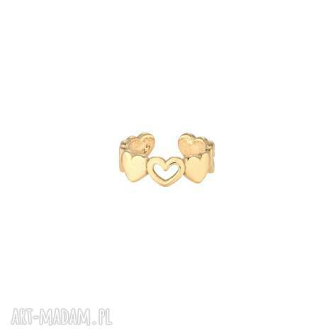 Złota nausznica z serduszkami LOVE - pozłacana 24k