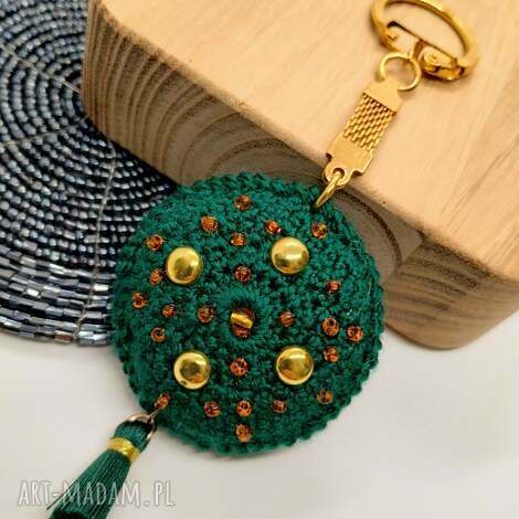 Zielony brelok szydełkowy z ćwiekami i chwostem - orientalny handmade