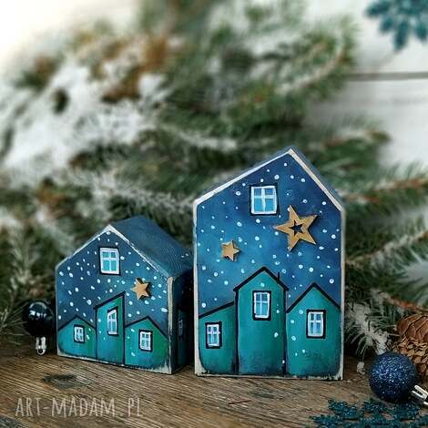 2 drewniane domki, niebiesko - turkusowe