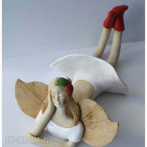 Biały aniołek leżący z ceramiki handmade - prezent 22 cm