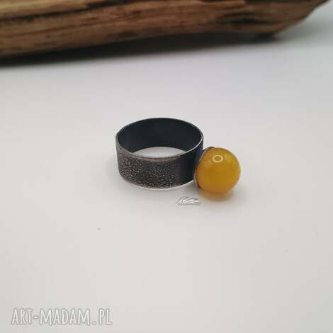 pierścionek z mleczną kulą bursztynową biżuteria bursztynem