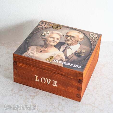 Drewniane pudełko vintage "I żyją długo" - Love