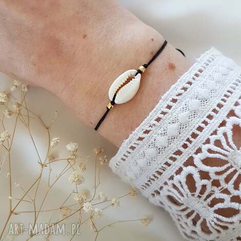 Bransoletka z muszelką kauri i złotym szkłem japońskim - boho handmade, regulowana