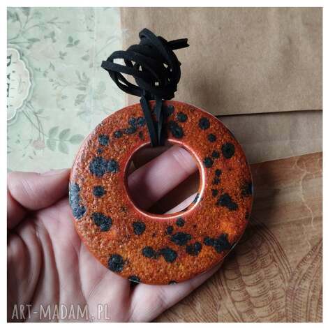 Wisior rdzawe nakrapiane koło - ceramika handmade
