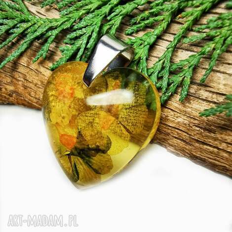 Wisiorek serduszko z żółtymi kwiatami w żywicy - handmade