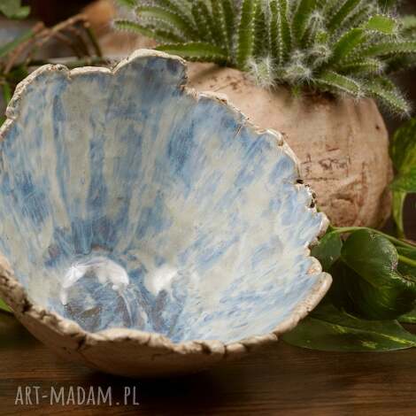 Niebieska miska ceramiczna handmade - glina, szkliwo i nieregularne krawędzie