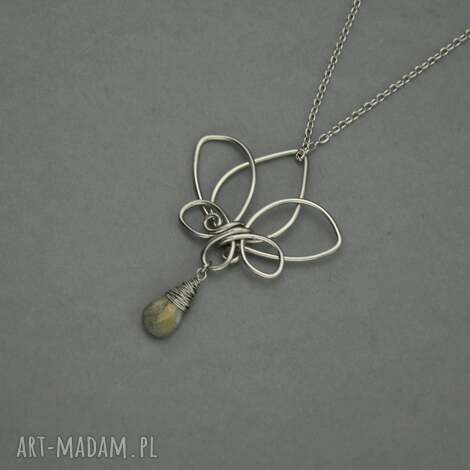 Wisiorek długi Kwiat Lotosu z Labradorytem - wire wrapping ze stali chirurgicznej