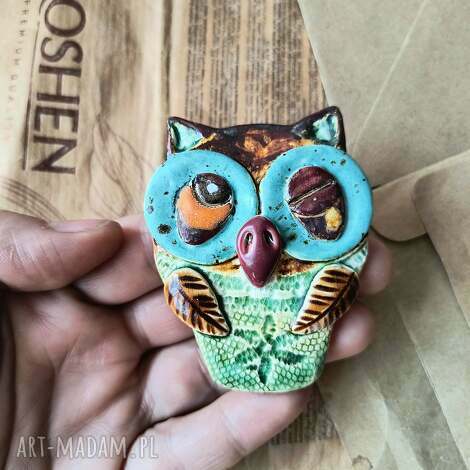 Sowa z zamkniętym oczkiem - ceramiczna broszka handmade