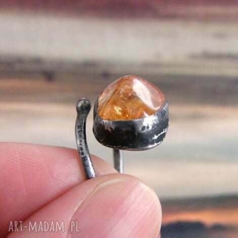 pierścionek regulowany z kamieniem cytryn pomysł na prezent